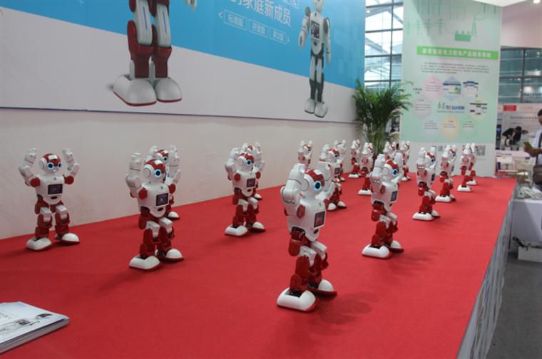 城市漫步智能機器人亮相高交會，中國人工智能科技震驚海外
