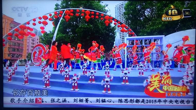 城市漫步小E機(jī)器人在央視春節(jié)大舞臺(tái)上嶄露頭角