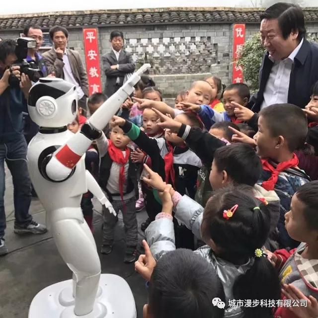 全國(guó)政協(xié)委員潘慶林?jǐn)y中國(guó)制造機(jī)器人走進(jìn)湖南湘西十八洞村學(xué)校