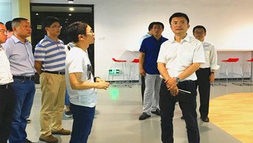 福田區委常委、副區長黃偉同志帶隊到城市漫步科技調研