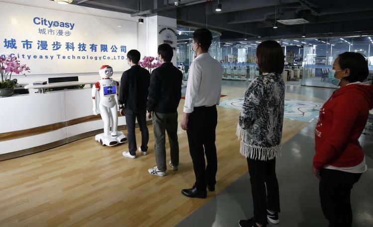 城市漫步智能疾控測溫機器人助力深圳企業復工復產