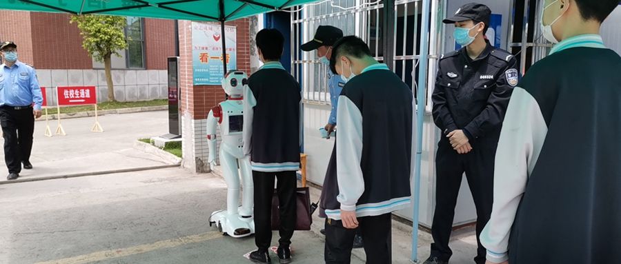 城市漫步測(cè)溫機(jī)器人攜手測(cè)溫考勤一體機(jī)，助力學(xué)校復(fù)課防疫！