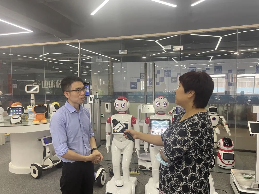 《中國魅力街區》帶您走進深圳,城市漫步接受采訪。